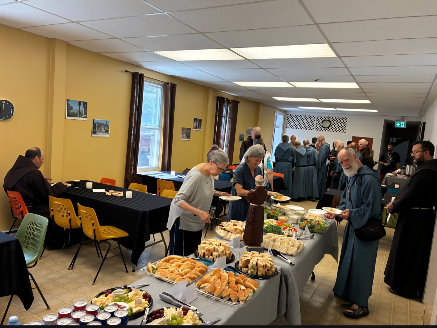 Amis, bénévoles et frères partagent un buffet convivial à Trois-Rivières